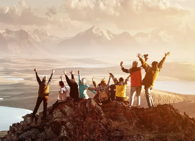 Un grupo de personas en la cima de una montaña.